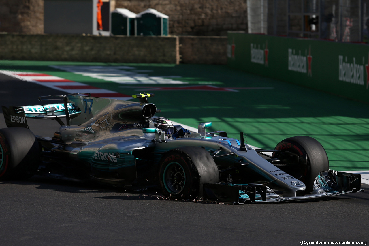 GP AZERBAIJAN, 25.06.2017 - Gara, Valtteri Bottas (FIN) Mercedes AMG F1 W08 with a puncture