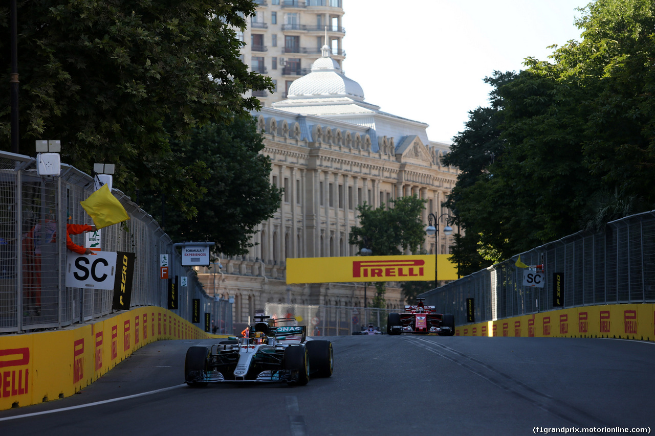 GP AZERBAIJAN, 25.06.2017 - Gara, Lewis Hamilton (GBR) Mercedes AMG F1 W08 davanti a Sebastian Vettel (GER) Ferrari SF70H