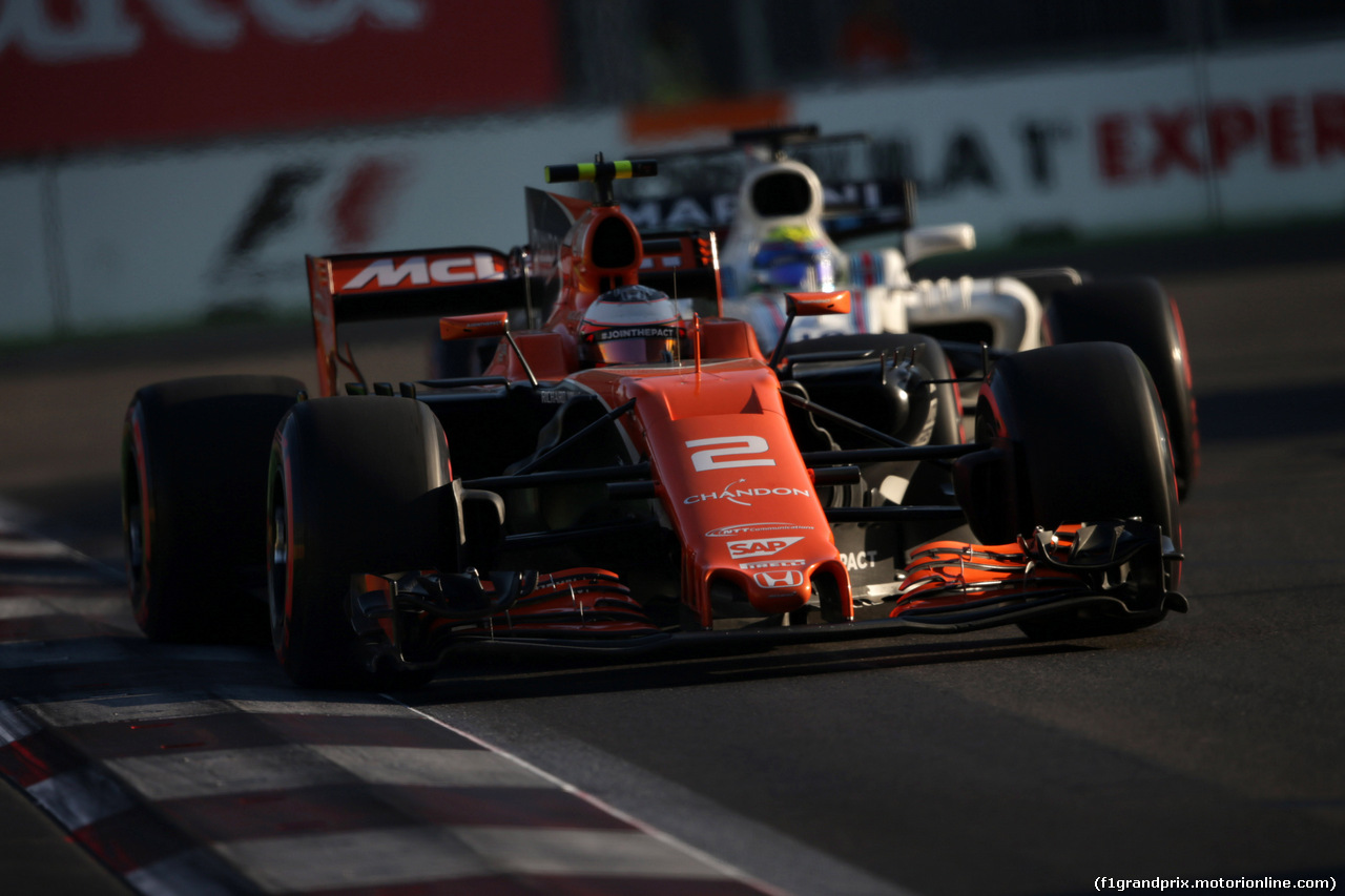 GP AZERBAIJAN, 25.06.2017 - Gara, Stoffel Vandoorne (BEL) McLaren MCL32 e Felipe Massa (BRA) Williams FW40