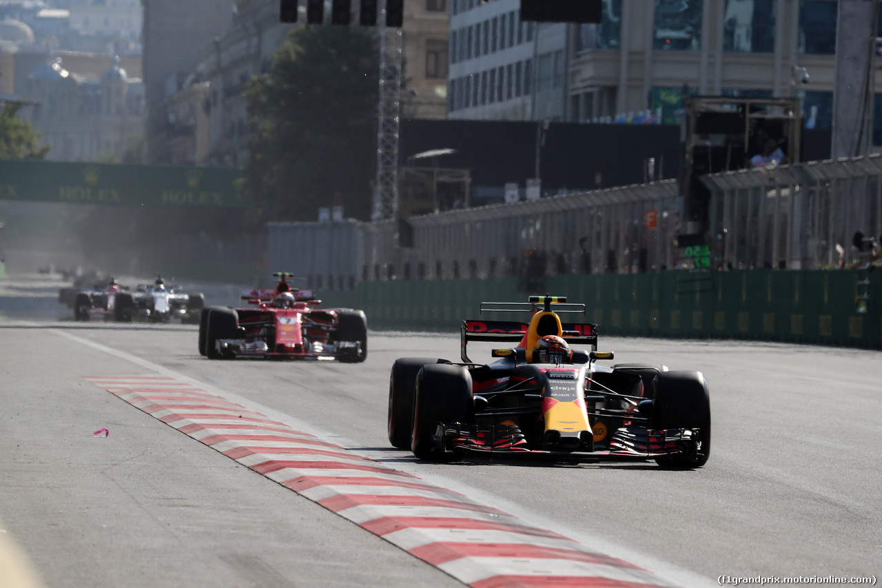 GP AZERBAIJAN, 25.06.2017 - Gara, Max Verstappen (NED) Red Bull Racing RB13 davanti a Kimi Raikkonen (FIN) Ferrari SF70H