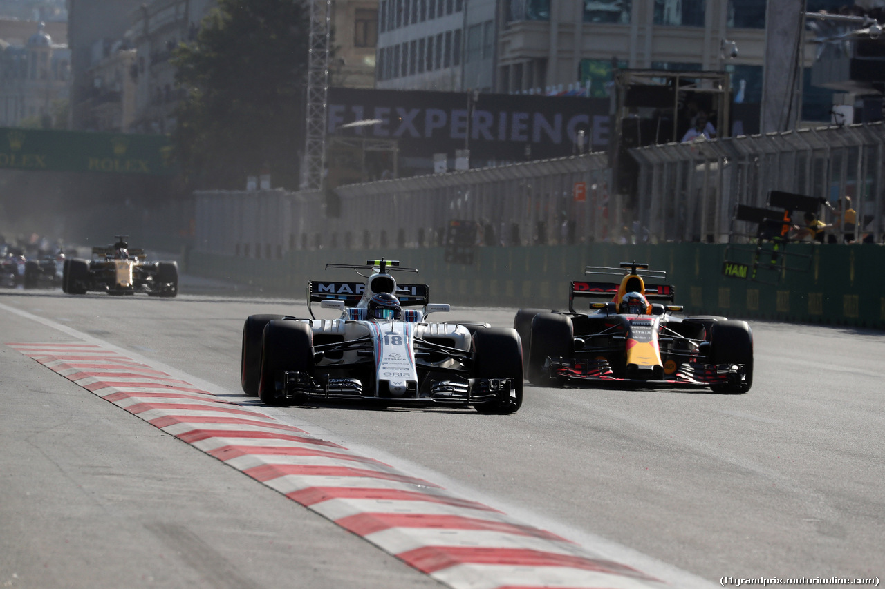 GP AZERBAIJAN, 25.06.2017 - Gara, Lance Stroll (CDN) Williams FW40 e Daniel Ricciardo (AUS) Red Bull Racing RB13