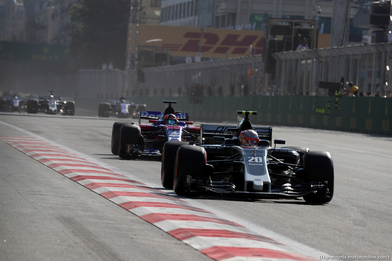 GP AZERBAIJAN, 25.06.2017 - Gara, Kevin Magnussen (DEN) Haas F1 Team VF-17 davanti a Daniil Kvyat (RUS) Scuderia Toro Rosso STR12