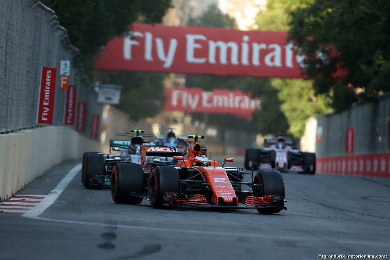 GP AZERBAIJAN, 25.06.2017 - Gara, Stoffel Vandoorne (BEL) McLaren MCL32 davanti a Valtteri Bottas (FIN) Mercedes AMG F1 W08