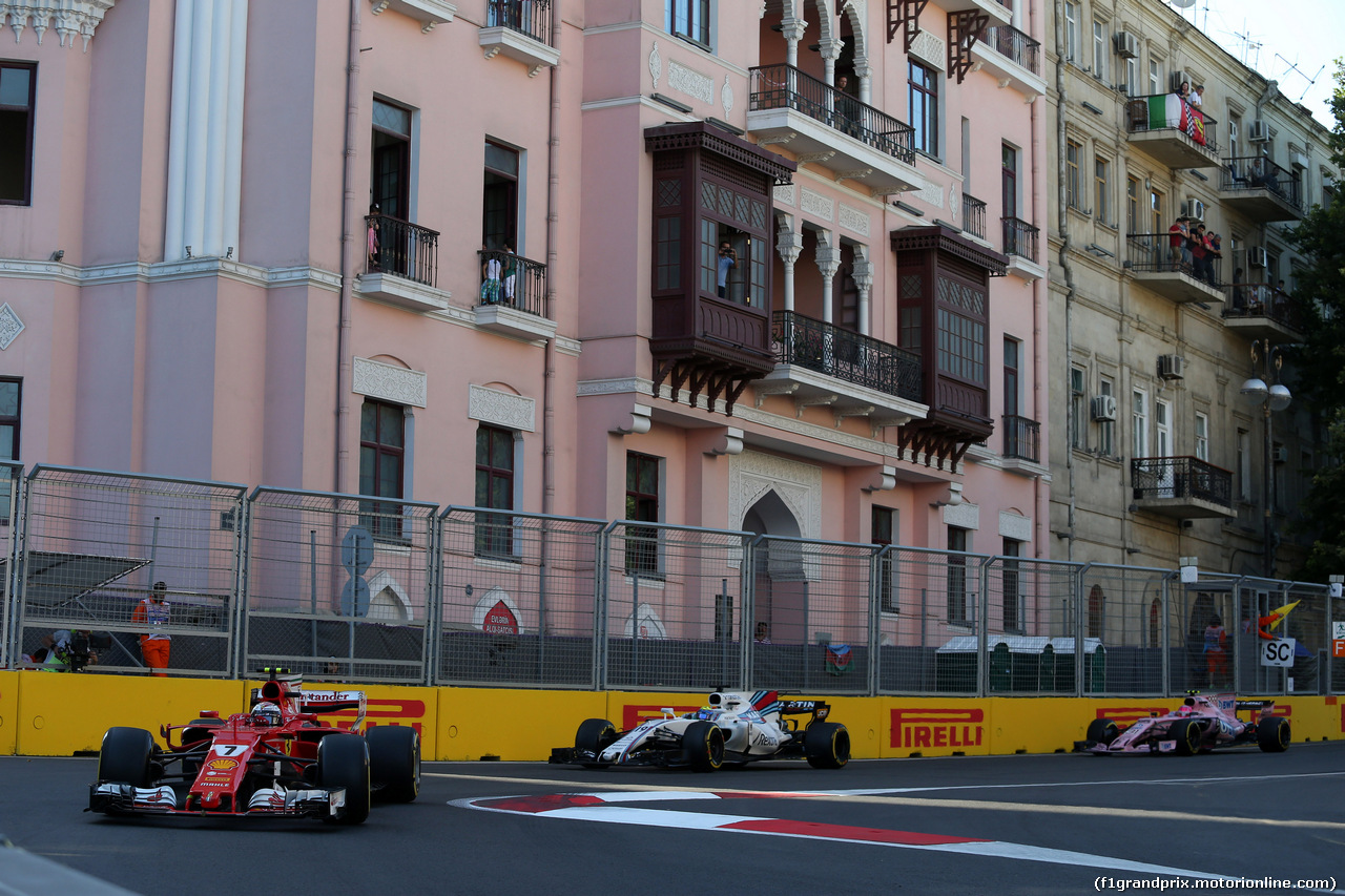 GP AZERBAIJAN, 25.06.2017 - Gara, Kimi Raikkonen (FIN) Ferrari SF70H davanti a Felipe Massa (BRA) Williams FW40 e Esteban Ocon (FRA) Sahara Force India F1 VJM10