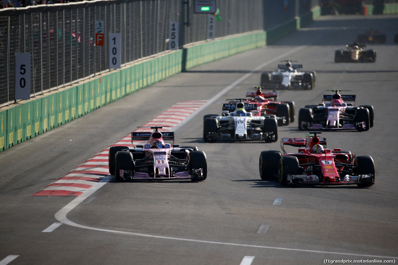 GP AZERBAIJAN, 25.06.2017 - Gara, Sergio Perez (MEX) Sahara Force India F1 VJM010 e Sebastian Vettel (GER) Ferrari SF70H