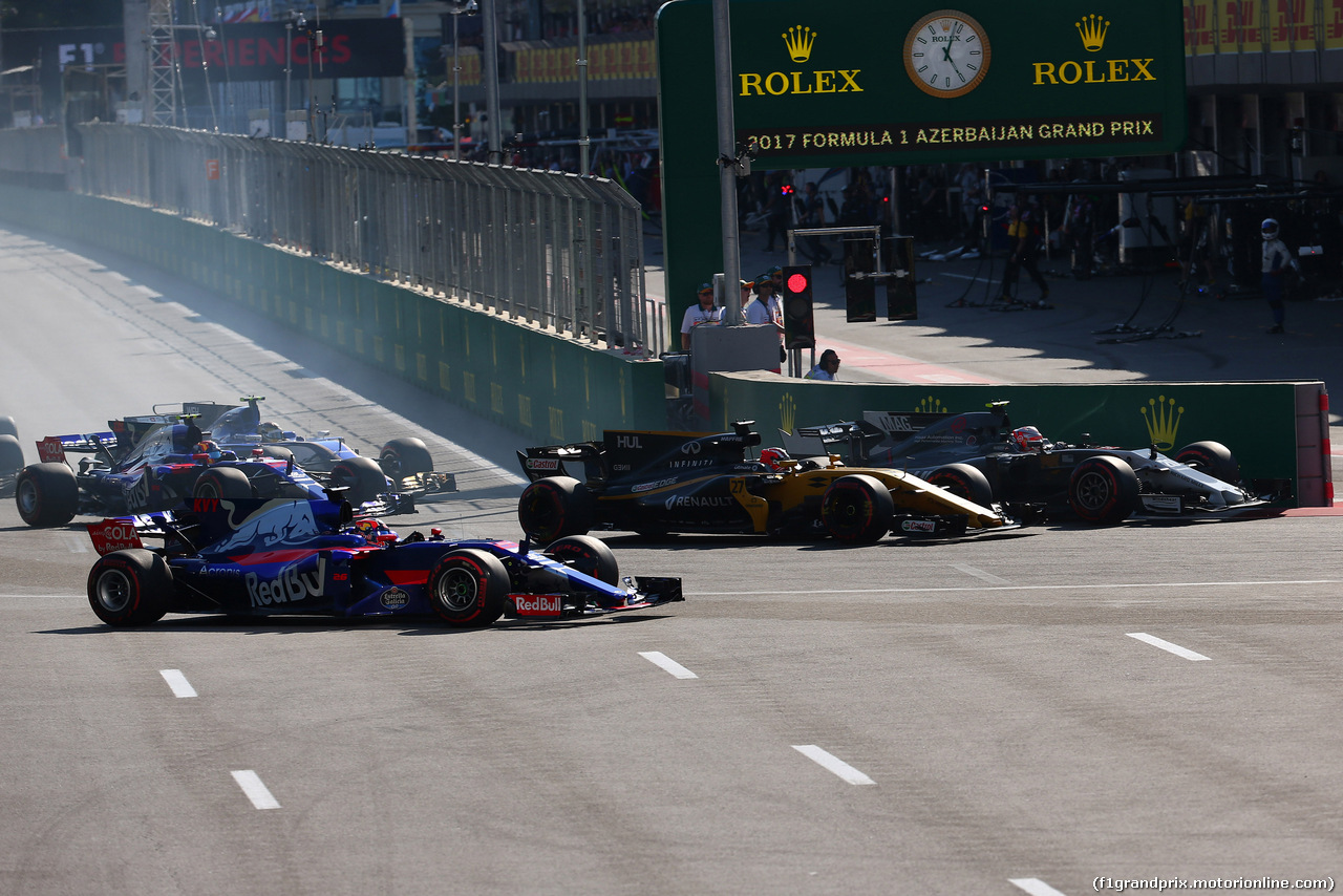 GP AZERBAIJAN, 25.06.2017 - Gara, Daniil Kvyat (RUS) Scuderia Toro Rosso STR12, Nico Hulkenberg (GER) Renault Sport F1 Team RS17 e Kevin Magnussen (DEN) Haas F1 Team VF-17