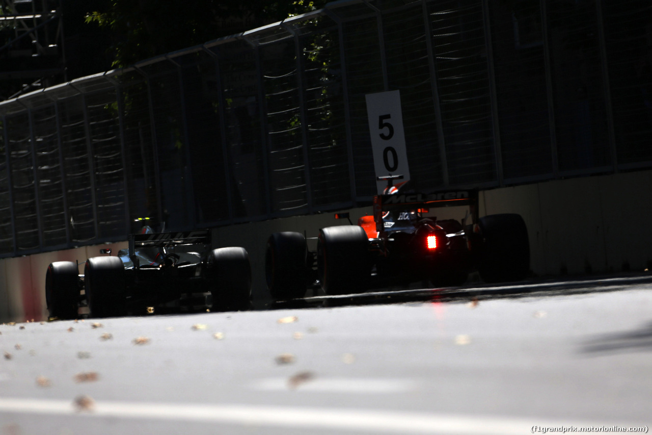 GP AZERBAIJAN, 24.06.2017 - Prove Libere 3, Kevin Magnussen (DEN) Haas F1 Team VF-17 e Fernando Alonso (ESP) McLaren MCL32
