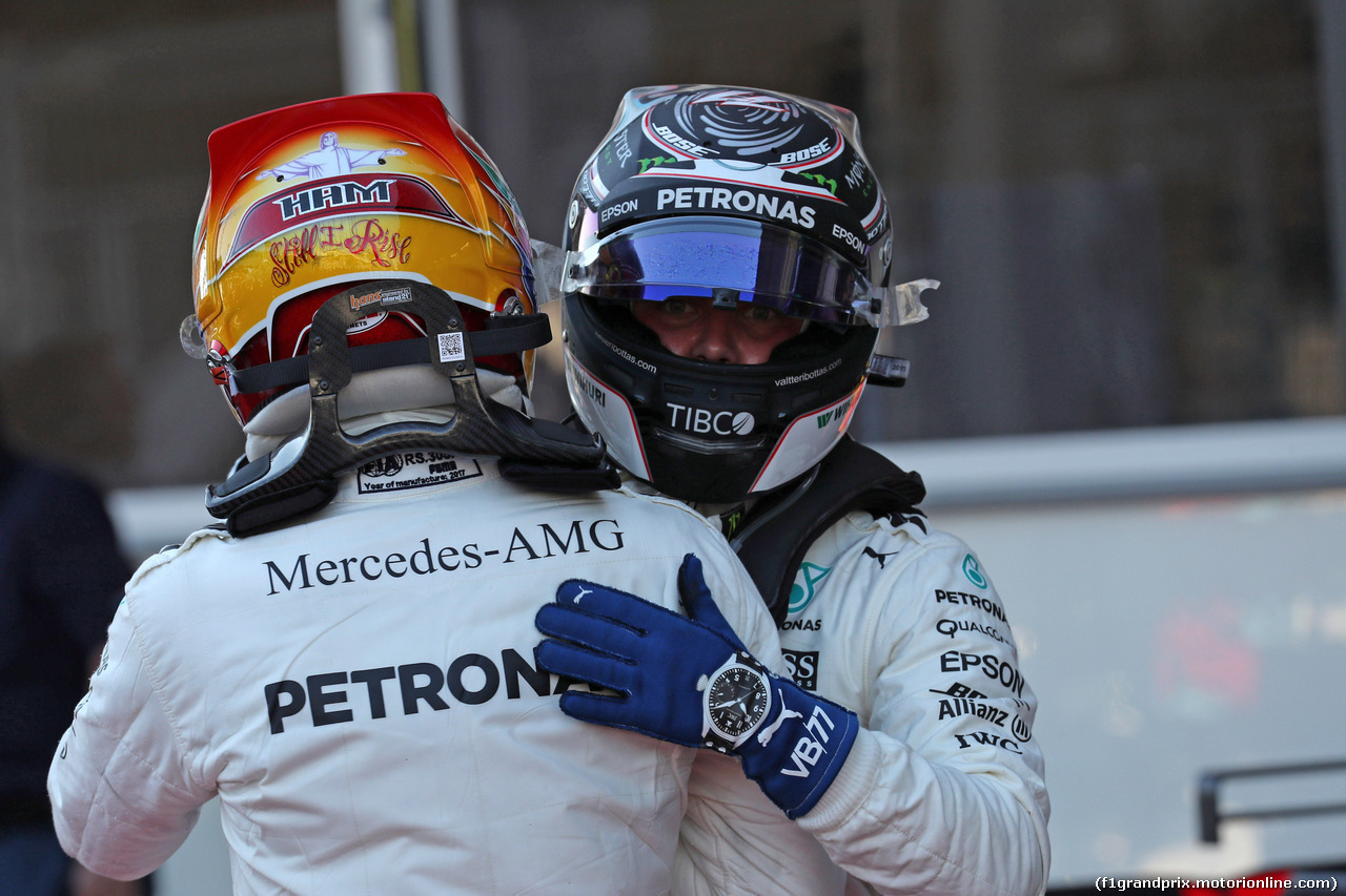 GP AZERBAIJAN, 24.06.2017 - Qualifiche, Lewis Hamilton (GBR) Mercedes AMG F1 W08 pole position e 2nd place Valtteri Bottas (FIN) Mercedes AMG F1 W08