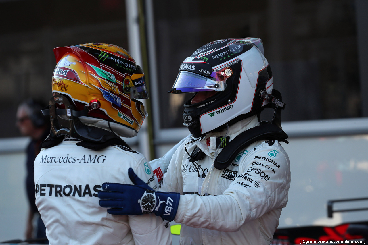 GP AZERBAIJAN, 24.06.2017 - Qualifiche, Lewis Hamilton (GBR) Mercedes AMG F1 W08 pole position e 2nd place Valtteri Bottas (FIN) Mercedes AMG F1 W08