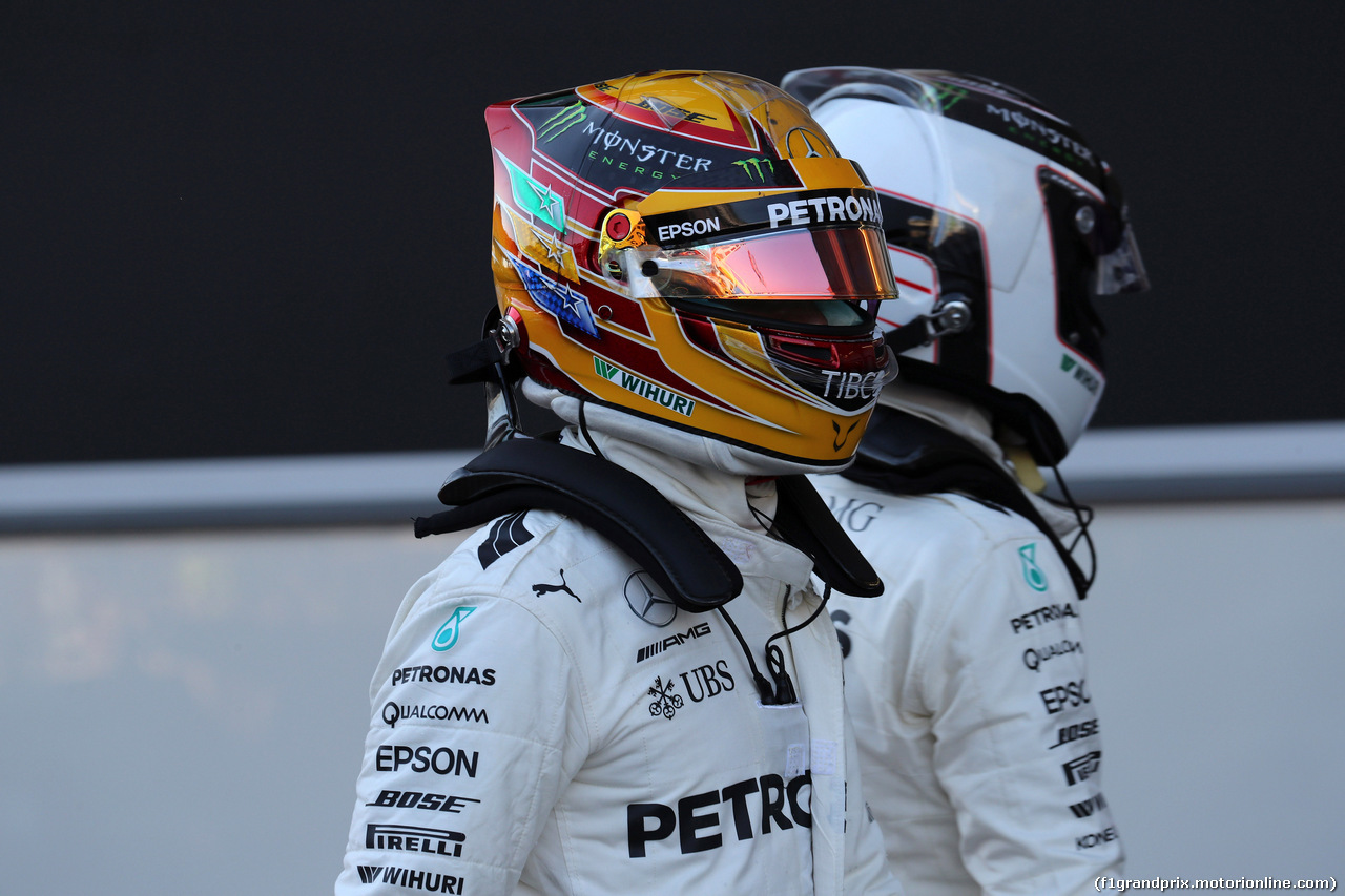 GP AZERBAIJAN, 24.06.2017 - Qualifiche, Lewis Hamilton (GBR) Mercedes AMG F1 W08 pole position e 2nd place Valtteri Bottas (FIN) Mercedes AMG F1 W08