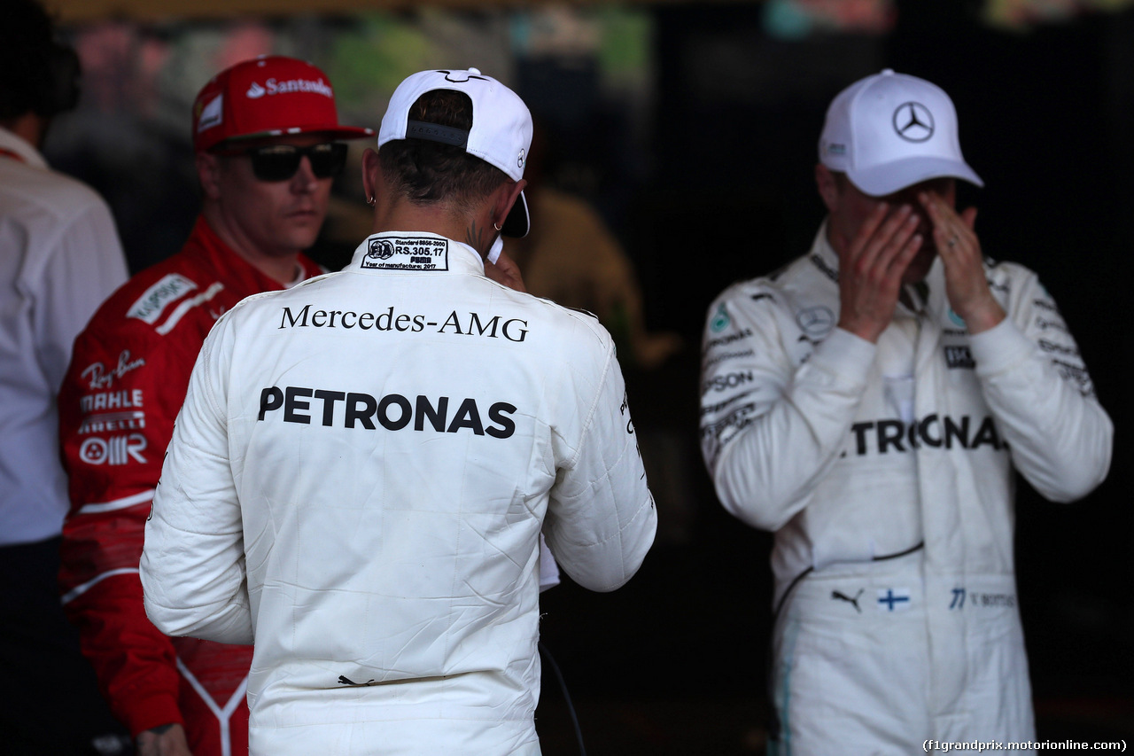 GP AZERBAIJAN, 24.06.2017 - Qualifiche, Lewis Hamilton (GBR) Mercedes AMG F1 W08 pole position e 3rd place Kimi Raikkonen (FIN) Ferrari SF70H