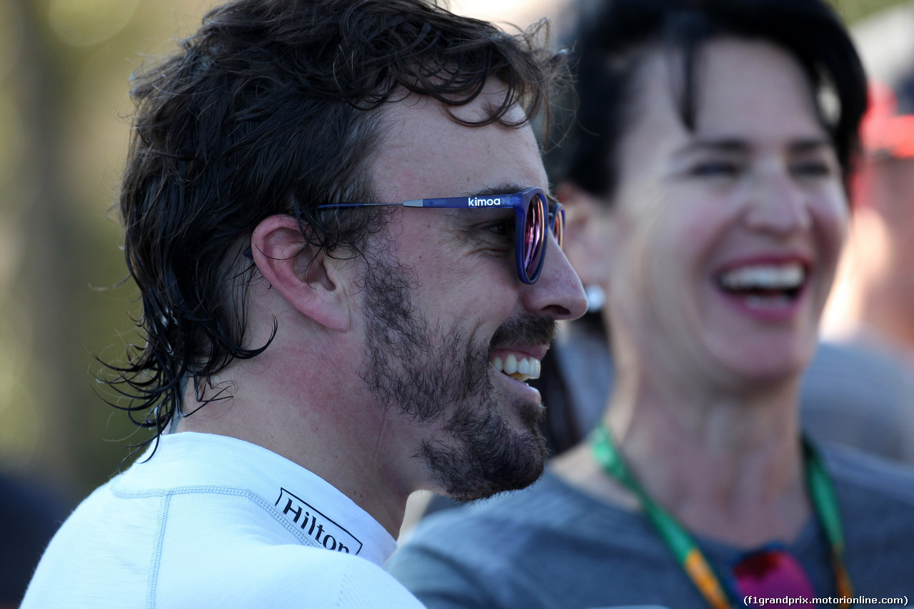 GP AZERBAIJAN, 24.06.2017 - Qualifiche, Fernando Alonso (ESP) McLaren MCL32 e Silvia Frangipane Hoffer (ITA) Mclaren PR Officer