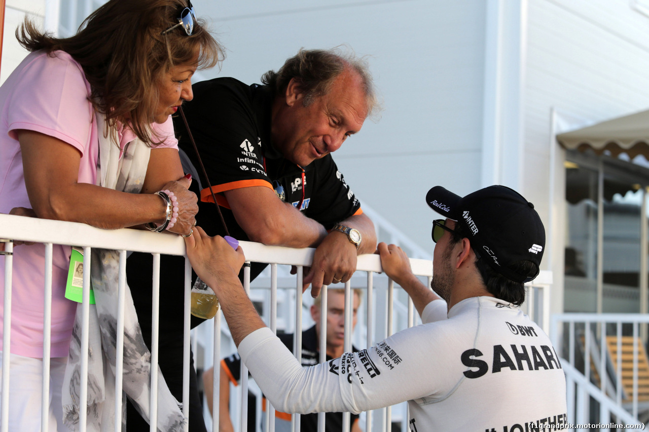 GP AZERBAIJAN, 24.06.2017 - Qualifiche, Robert Fernley (GBR) Sahara Force India F1 Team Deputy Team Principal e Sergio Perez (MEX) Sahara Force India F1 VJM010