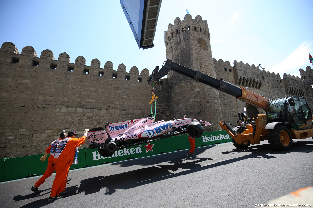 GP AZERBAIJAN, 23.06.2017 - Prove Libere 1, Crash, Sergio Perez (MEX) Sahara Force India F1 VJM010