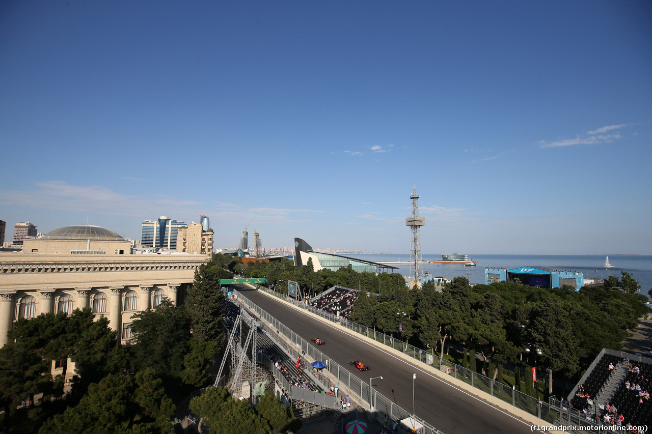 GP AZERBAIJAN, 23.06.2017 - Prove Libere 2, Fernando Alonso (ESP) McLaren MCL32 e Max Verstappen (NED) Red Bull Racing RB13