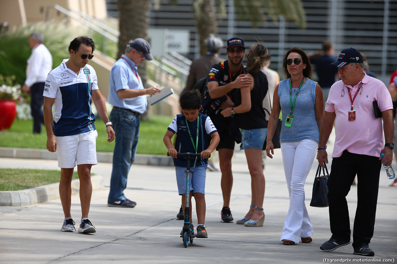 GP BAHRAIN, 16.04.2017 - Felipe Massa (BRA) Williams FW40, Felipinho, Ana Helena Massa (BRA), mother of Felipe Massa (BRA) e Luis Antonio Massa (BRA), father of Felipe Massa (BRA)