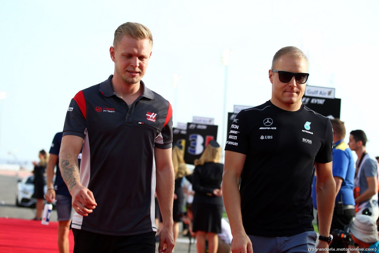 GP BAHRAIN, 16.04.2017 - Kevin Magnussen (DEN) Haas F1 Team VF-17 e Valtteri Bottas (FIN) Mercedes AMG F1 W08