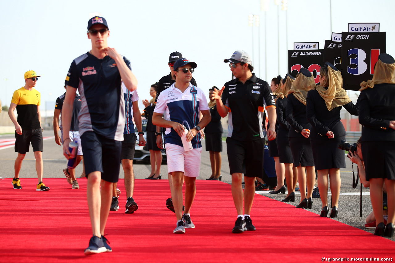 GP BAHRAIN, 16.04.2017 - Daniil Kvyat (RUS) Scuderia Toro Rosso STR12, Felipe Massa (BRA) Williams FW40 e Sergio Perez (MEX) Sahara Force India F1 VJM010