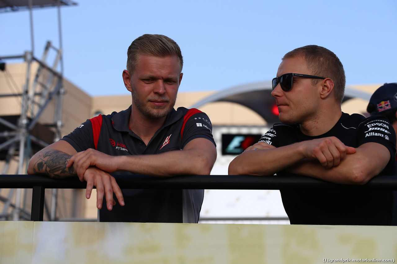 GP BAHRAIN, 16.04.2017 - Kevin Magnussen (DEN) Haas F1 Team VF-17 e Valtteri Bottas (FIN) Mercedes AMG F1 W08