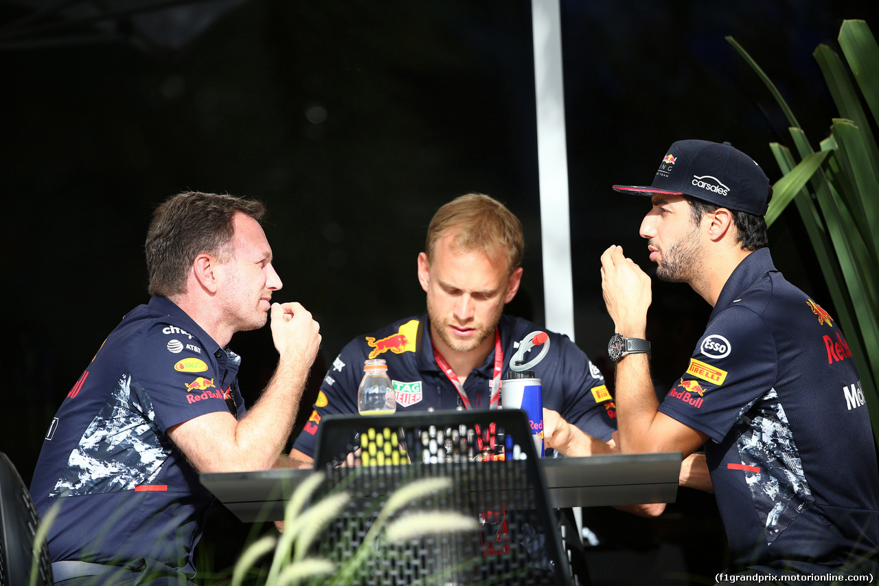 GP BAHRAIN, 16.04.2017 - Christian Horner (GBR), Red Bull Racing, Sporting Director e Daniel Ricciardo (AUS) Red Bull Racing RB13