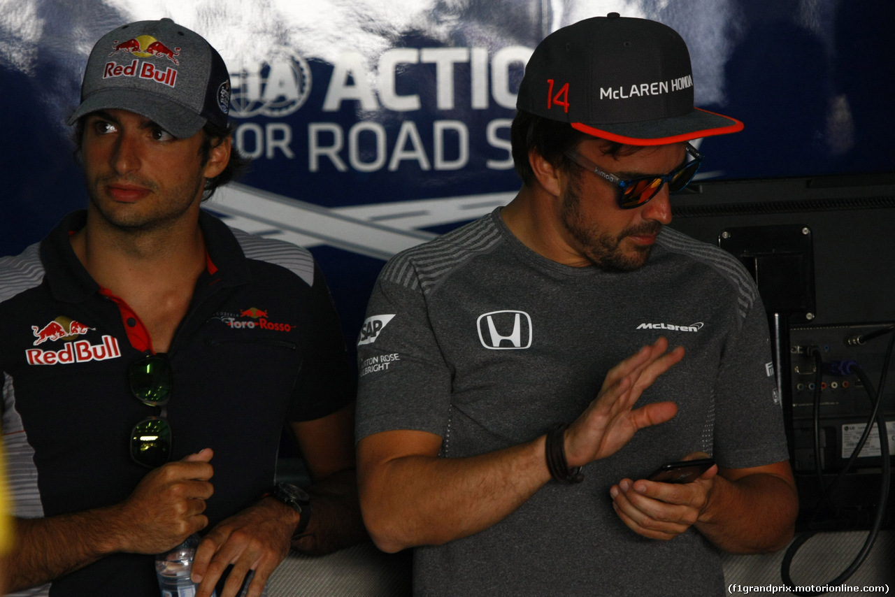 GP BAHRAIN, 16.04.2017 - Carlos Sainz Jr (ESP) Scuderia Toro Rosso STR12 e Fernando Alonso (ESP) McLaren MCL32