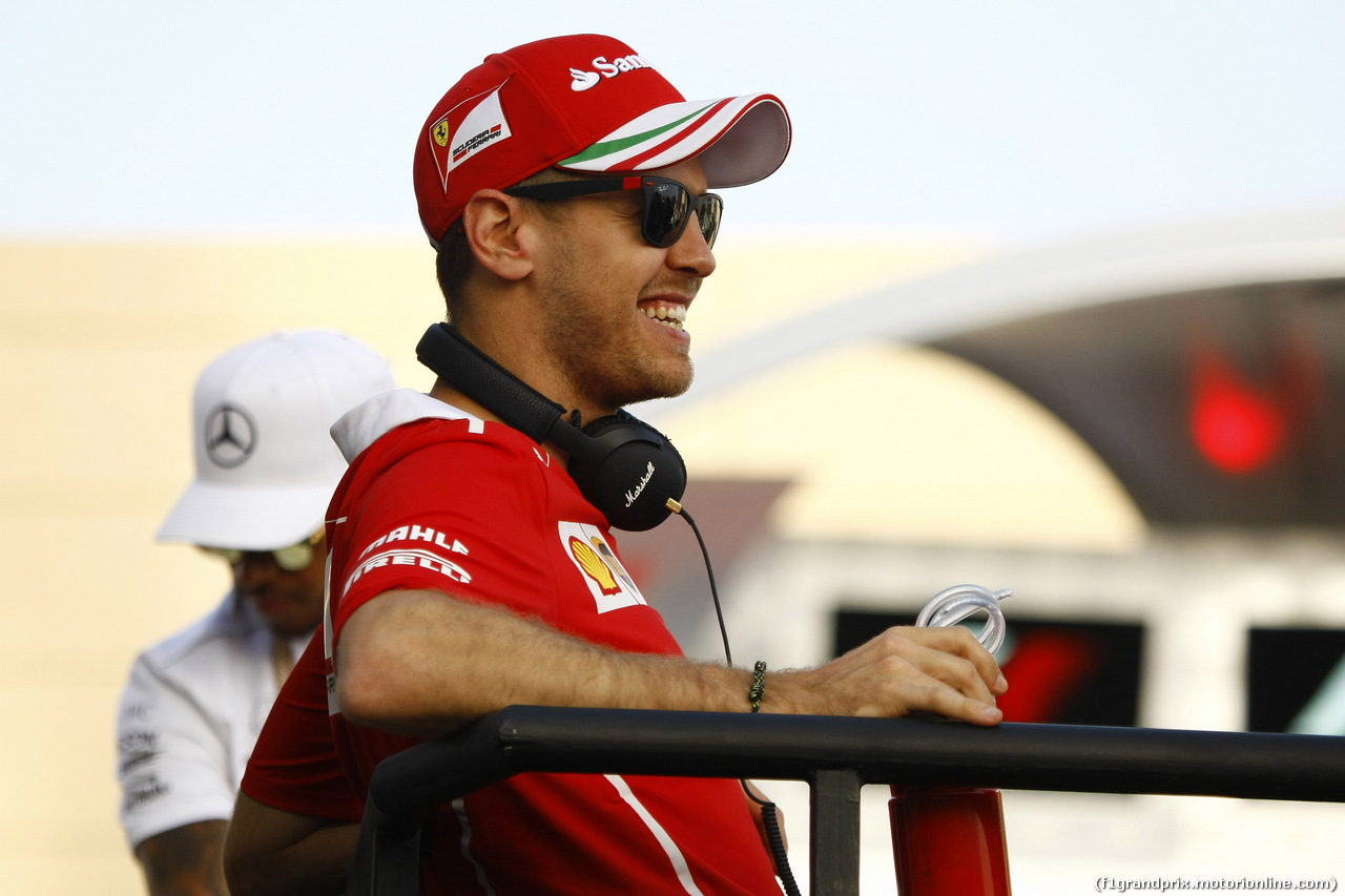 GP BAHRAIN, 16.04.2017 - Lewis Hamilton (GBR) Mercedes AMG F1 W08 e Sebastian Vettel (GER) Ferrari SF70H