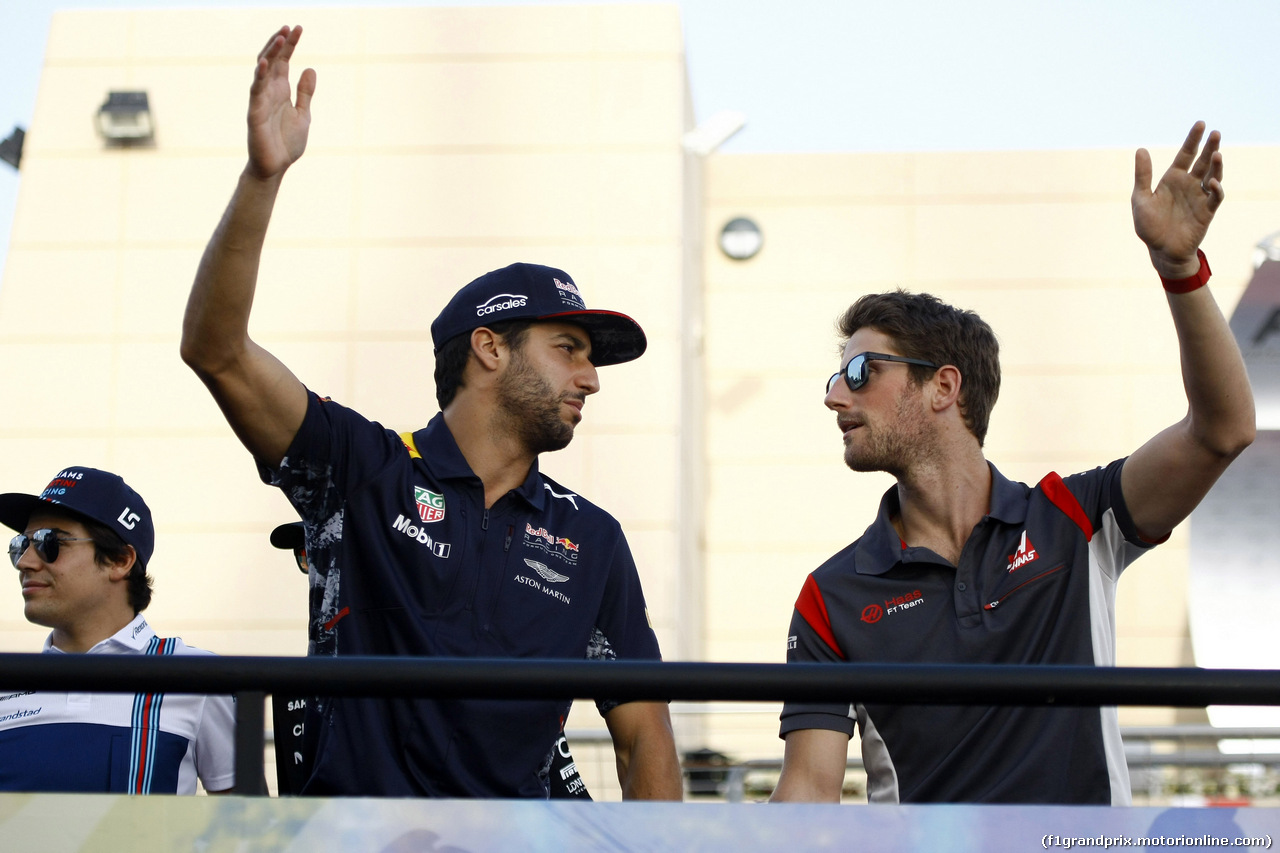GP BAHRAIN, 16.04.2017 - Daniel Ricciardo (AUS) Red Bull Racing RB13 e Romain Grosjean (FRA) Haas F1 Team VF-17