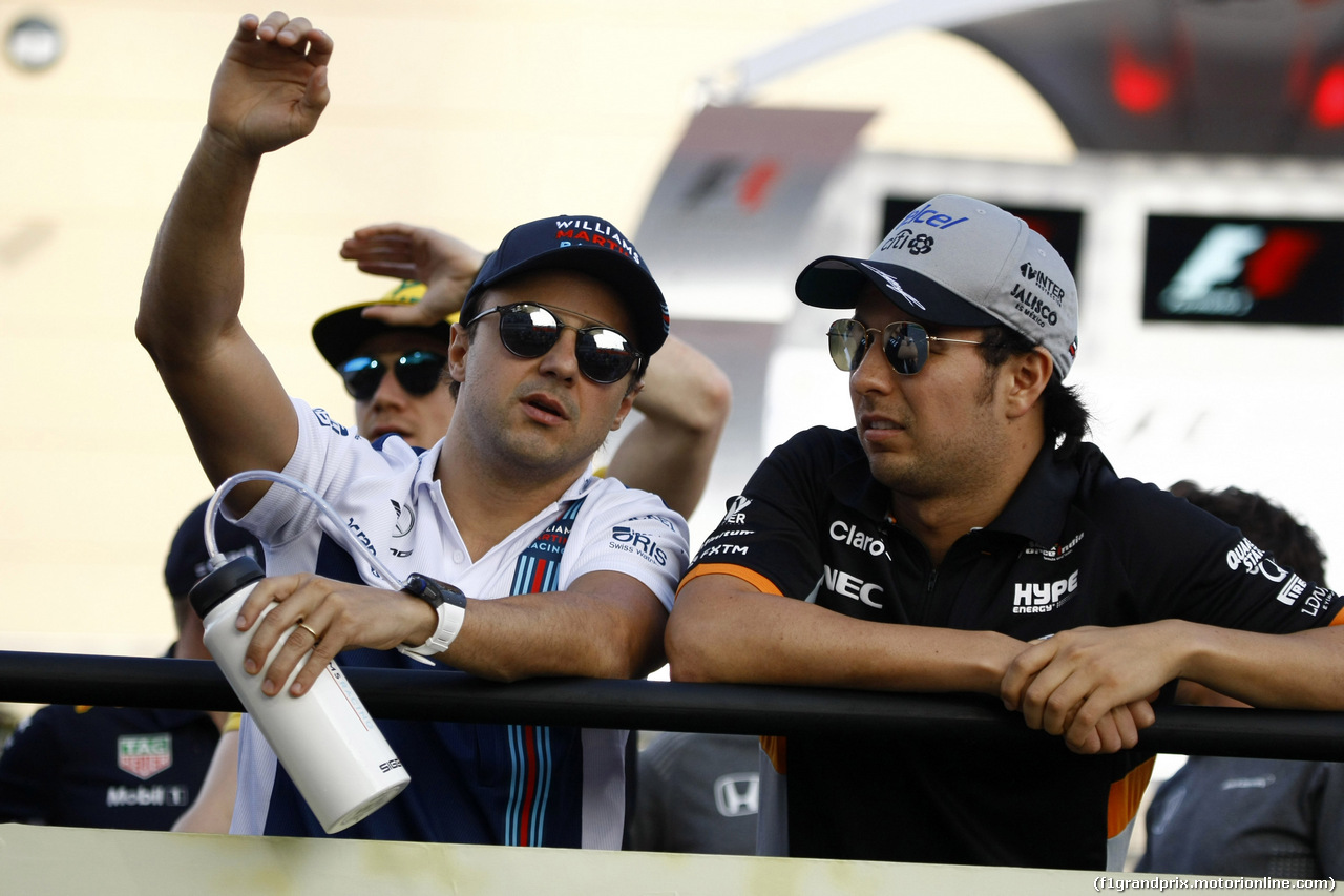 GP BAHRAIN, 16.04.2017 - Felipe Massa (BRA) Williams FW40 e Sergio Perez (MEX) Sahara Force India F1 VJM010