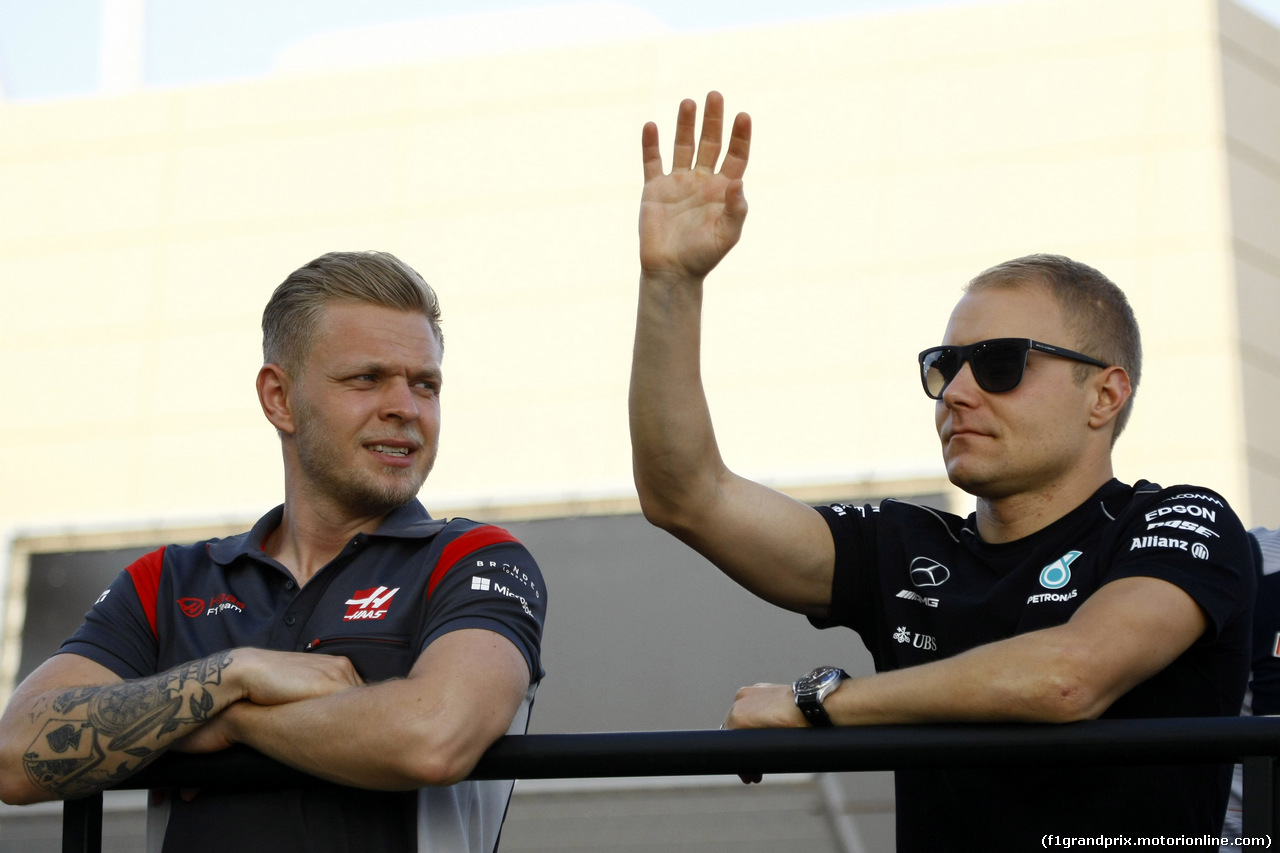 GP BAHRAIN, 16.04.2017 - Kevin Magnussen (DEN) Haas F1 Team VF-17 e Valtteri Bottas (FIN) Mercedes AMG F1 W08