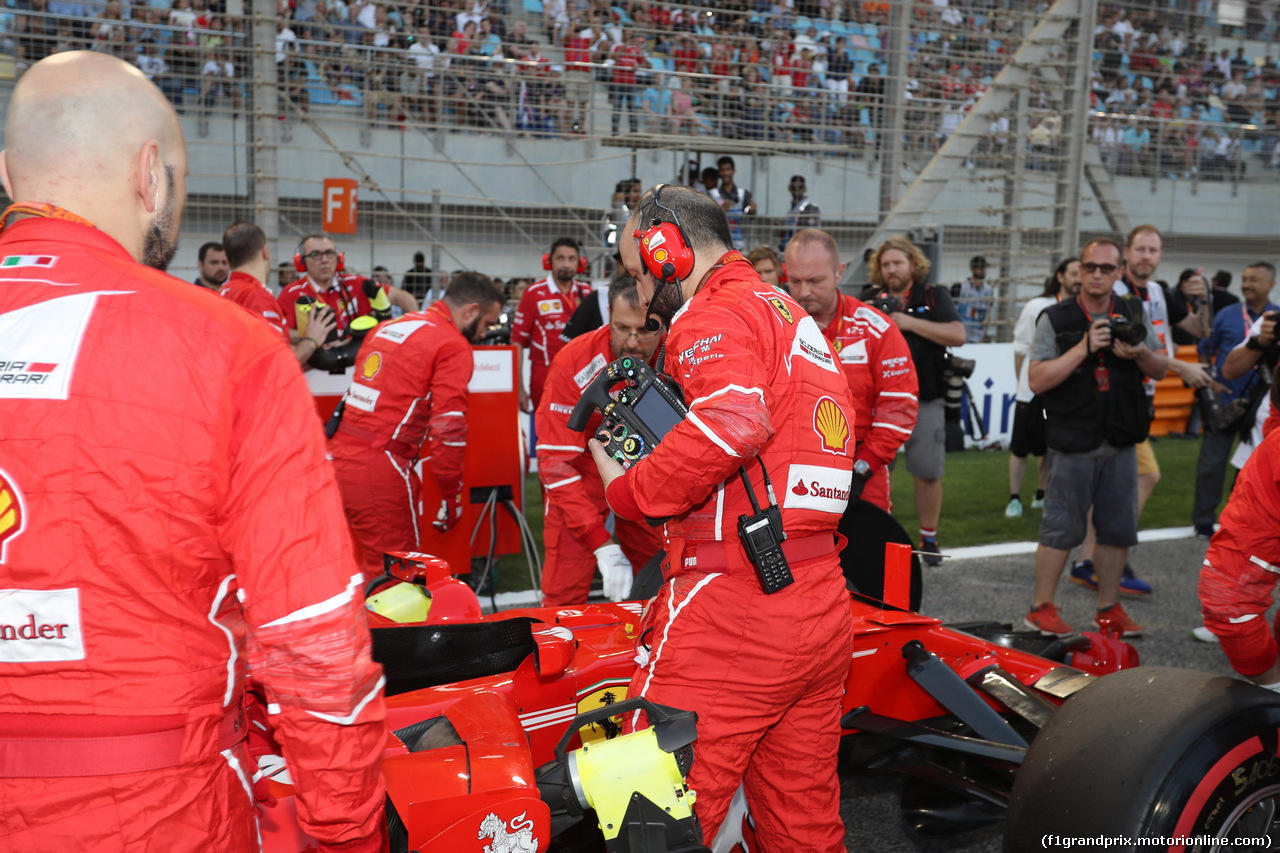 GP BAHRAIN, 16.04.2017 - Gara, Mechanics Ferrari