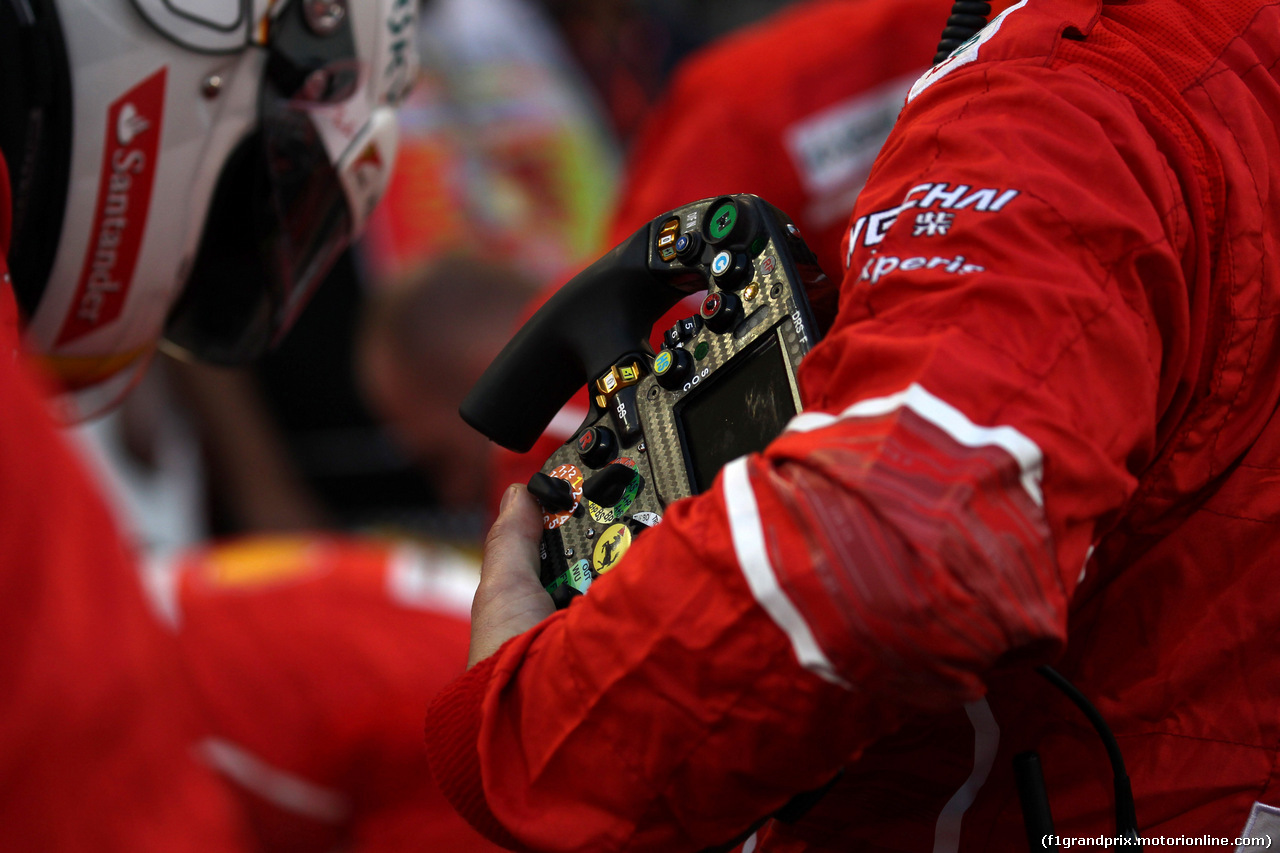 GP BAHRAIN, 16.04.2017 - Gara, The steering wheel of Sebastian Vettel (GER) Ferrari SF70H
