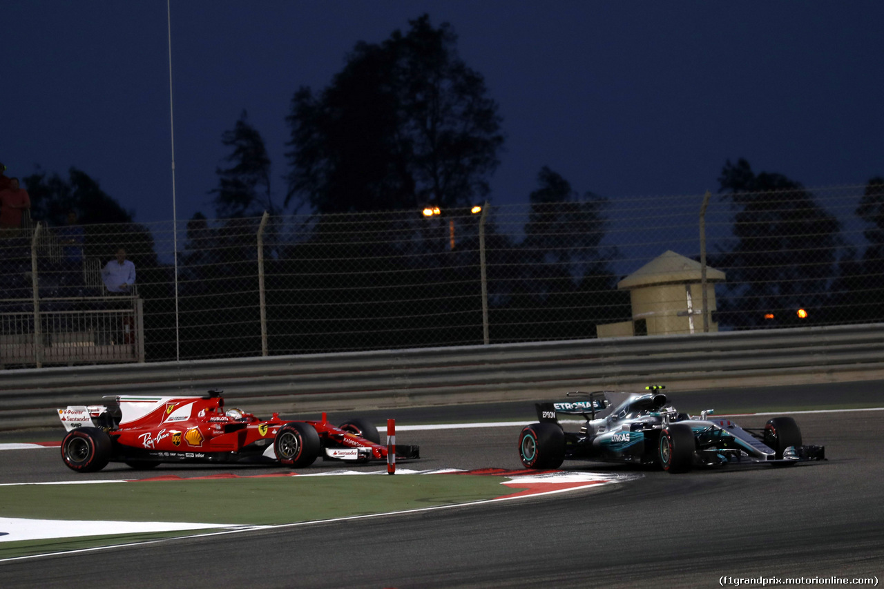 GP BAHRAIN, 16.04.2017 - Gara, Sebastian Vettel (GER) Ferrari SF70H e Valtteri Bottas (FIN) Mercedes AMG F1 W08