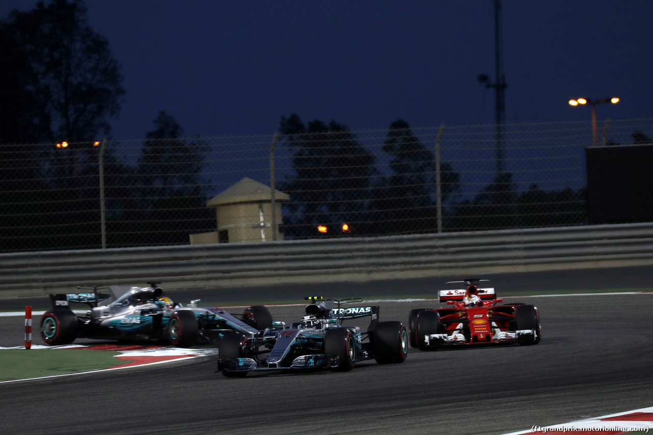 GP BAHRAIN, 16.04.2017 - Gara, Valtteri Bottas (FIN) Mercedes AMG F1 W08 e Sebastian Vettel (GER) Ferrari SF70H