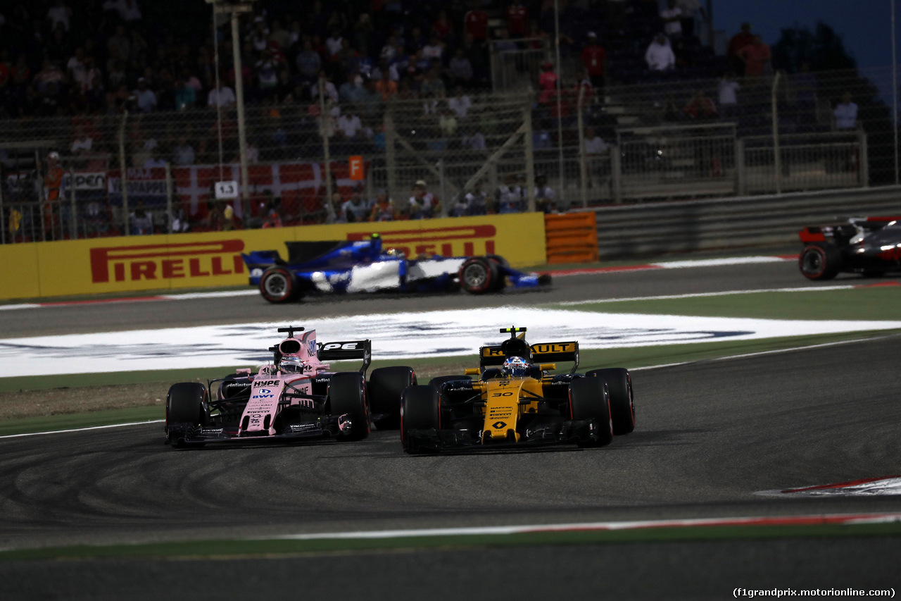 GP BAHRAIN, 16.04.2017 - Gara, Sergio Perez (MEX) Sahara Force India F1 VJM010 e Jolyon Palmer (GBR) Renault Sport F1 Team RS17