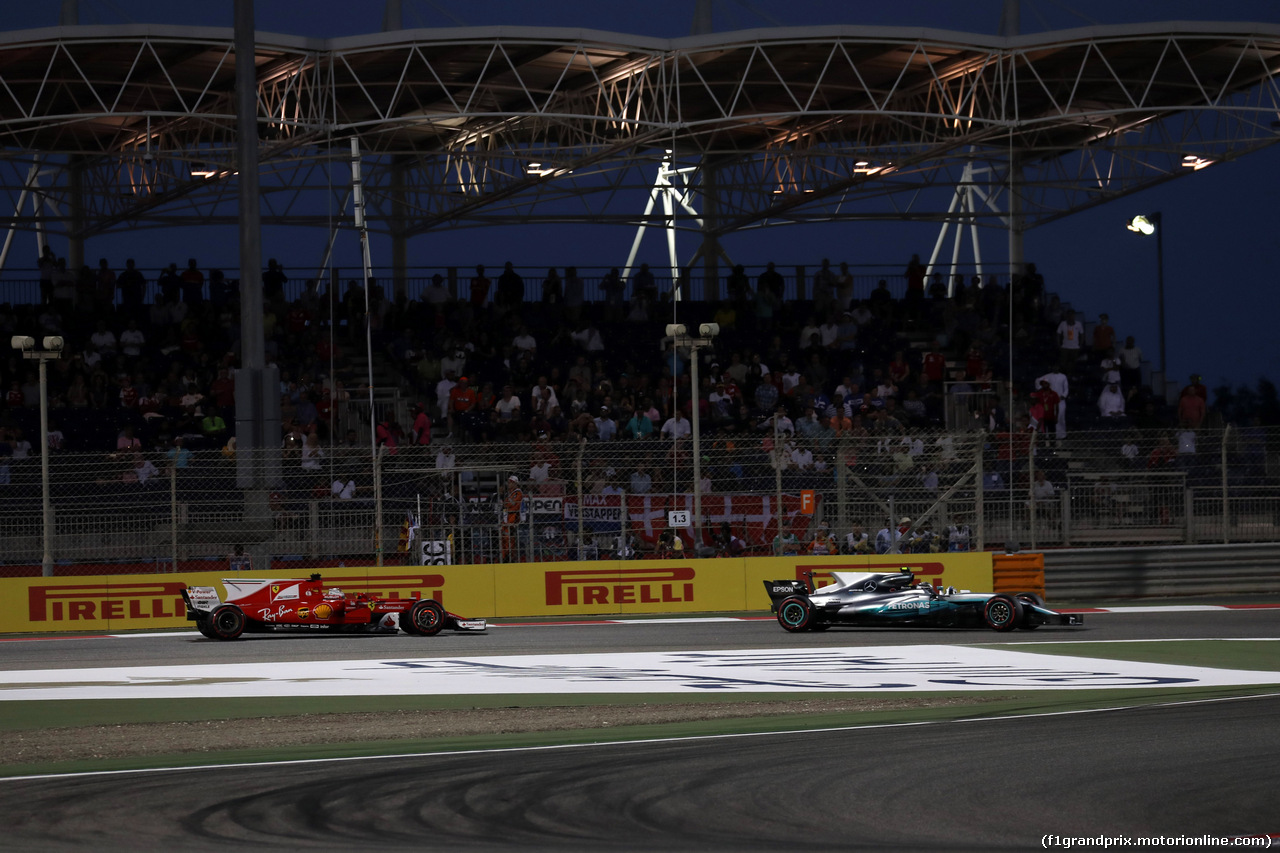 GP BAHRAIN, 16.04.2017 - Gara, Sebastian Vettel (GER) Ferrari SF70H e Valtteri Bottas (FIN) Mercedes AMG F1 W08