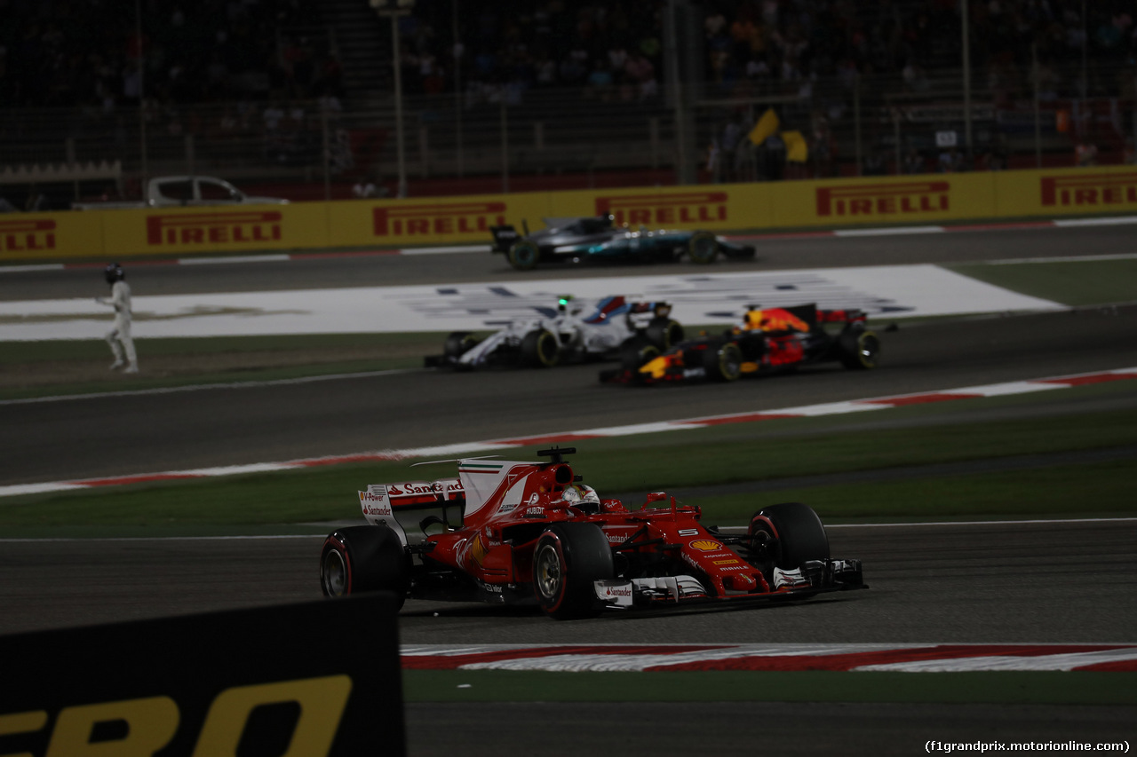GP BAHRAIN, 16.04.2017 - Gara, Sebastian Vettel (GER) Ferrari SF70H pass e Lance Stroll (CDN) Williams FW40 retires from the race