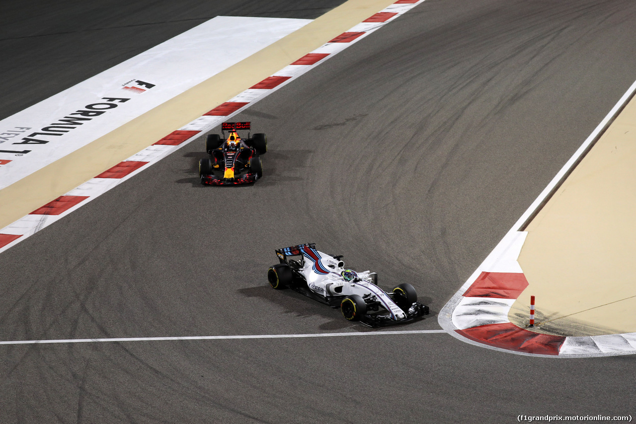 GP BAHRAIN, 16.04.2017 - Gara, Daniel Ricciardo (AUS) Red Bull Racing RB13 e Felipe Massa (BRA) Williams FW40