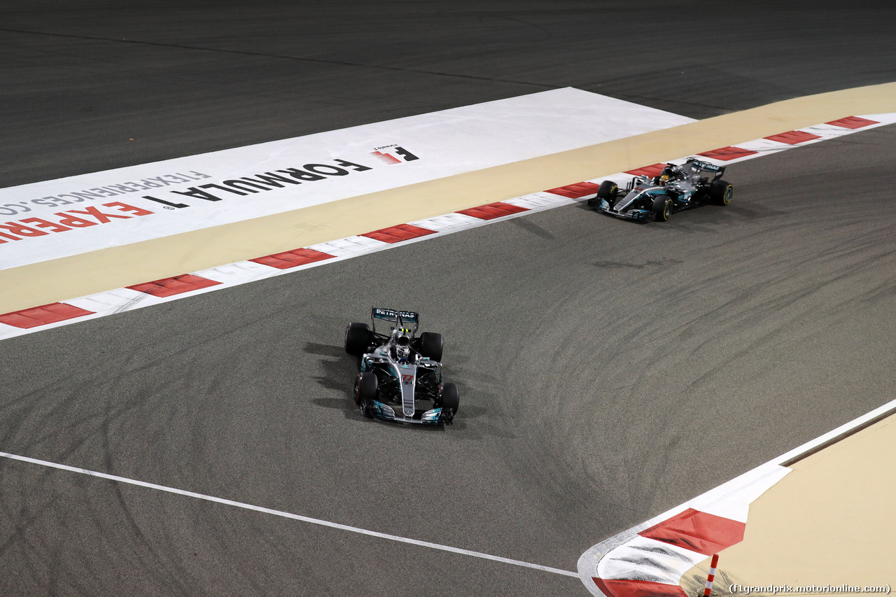 GP BAHRAIN, 16.04.2017 - Gara, Valtteri Bottas (FIN) Mercedes AMG F1 W08 e Lewis Hamilton (GBR) Mercedes AMG F1 W08