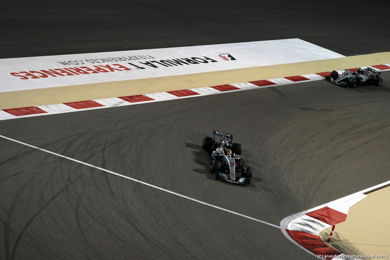 GP BAHRAIN, 16.04.2017 - Gara, Lewis Hamilton (GBR) Mercedes AMG F1 W08 e Valtteri Bottas (FIN) Mercedes AMG F1 W08