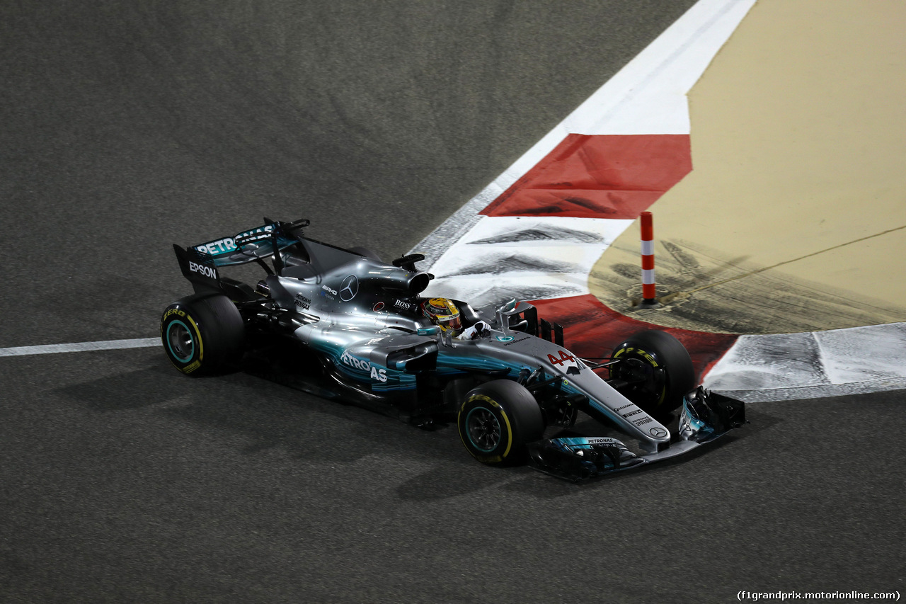 GP BAHRAIN, 16.04.2017 - Gara, Lewis Hamilton (GBR) Mercedes AMG F1 W08