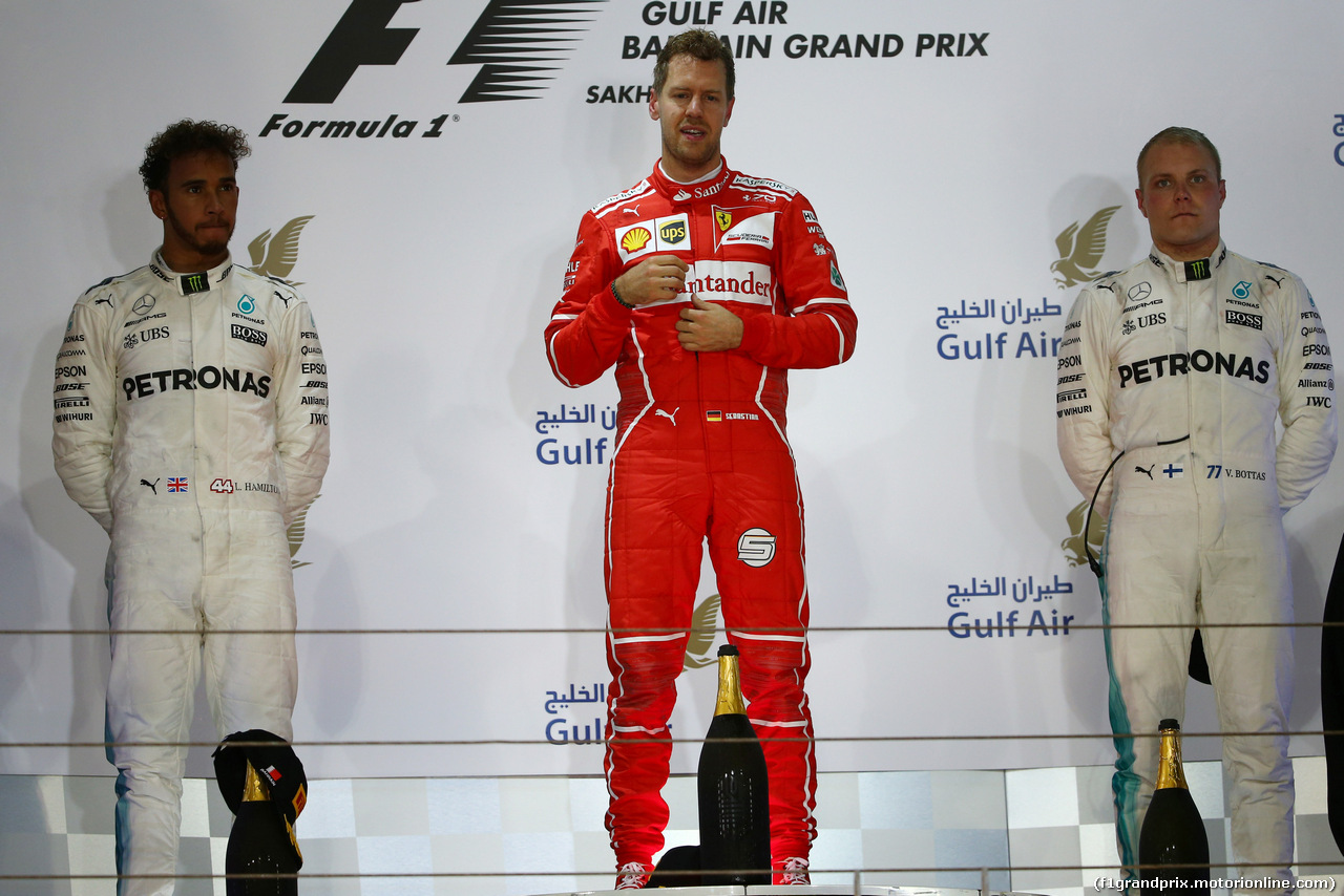 GP BAHRAIN, 16.04.2017 - Gara, 2nd place Lewis Hamilton (GBR) Mercedes AMG F1 W08, Sebastian Vettel (GER) Ferrari SF70H vincitore e 3rd place Valtteri Bottas (FIN) Mercedes AMG F1 W08