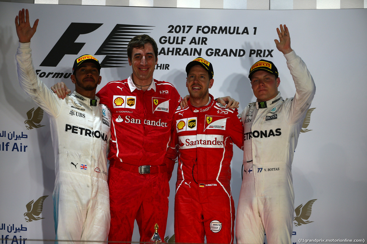 GP BAHRAIN, 16.04.2017 - Gara, 2nd place Lewis Hamilton (GBR) Mercedes AMG F1 W08, Sebastian Vettel (GER) Ferrari SF70H vincitore e 3rd place Valtteri Bottas (FIN) Mercedes AMG F1 W08