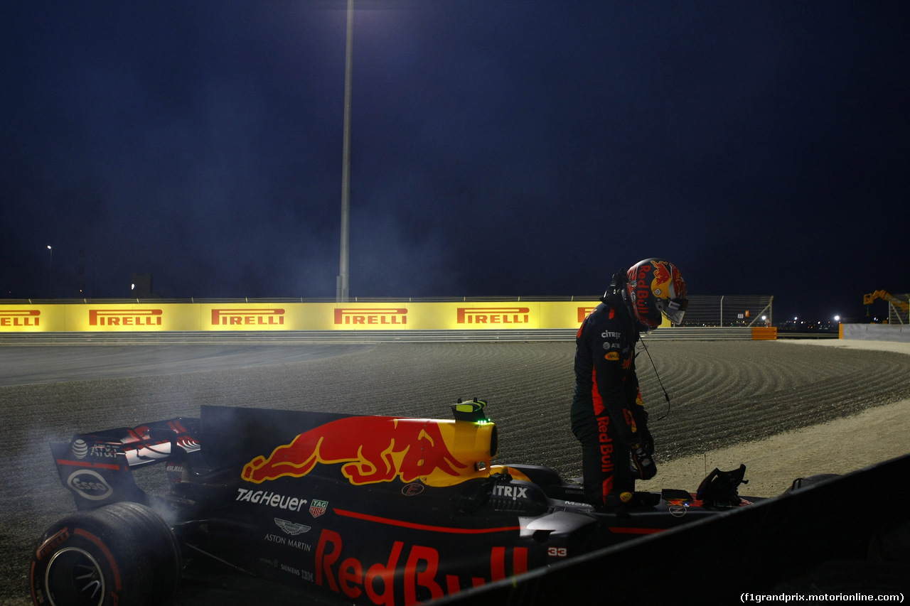 GP BAHRAIN, 16.04.2017 - Gara, Max Verstappen (NED) Red Bull Racing RB13 retires from the race