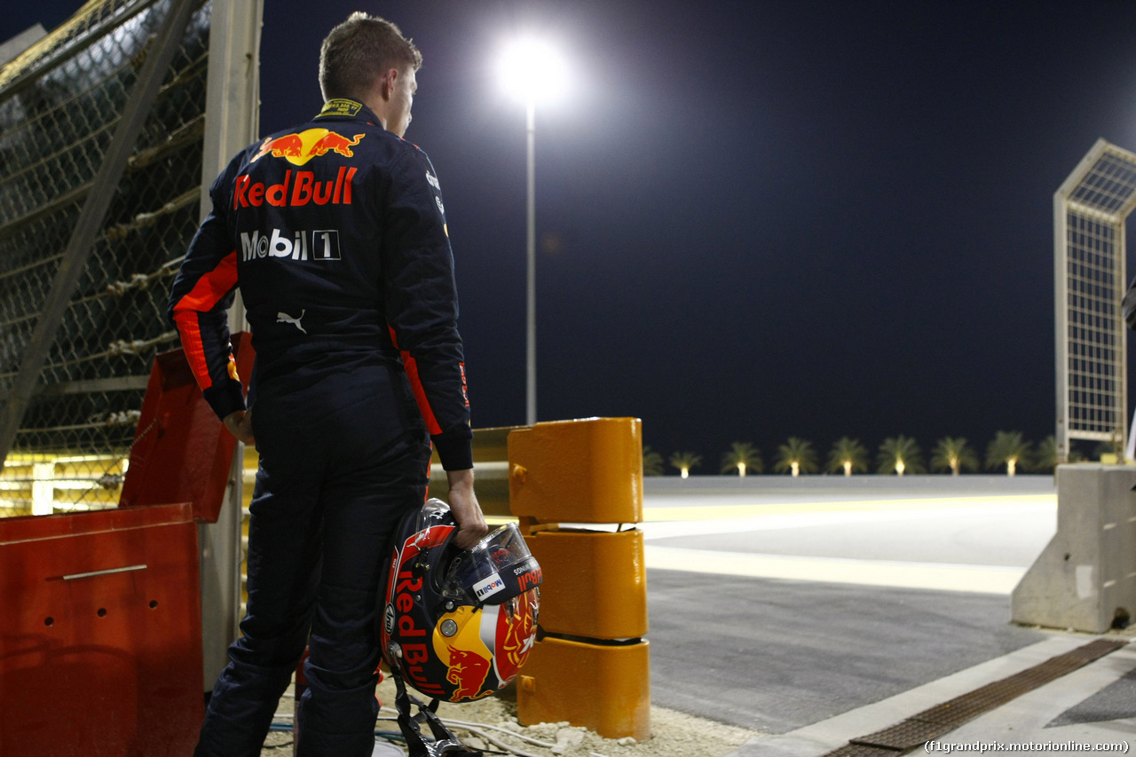 GP BAHRAIN, 16.04.2017 - Gara, Max Verstappen (NED) Red Bull Racing RB13 retires from the race