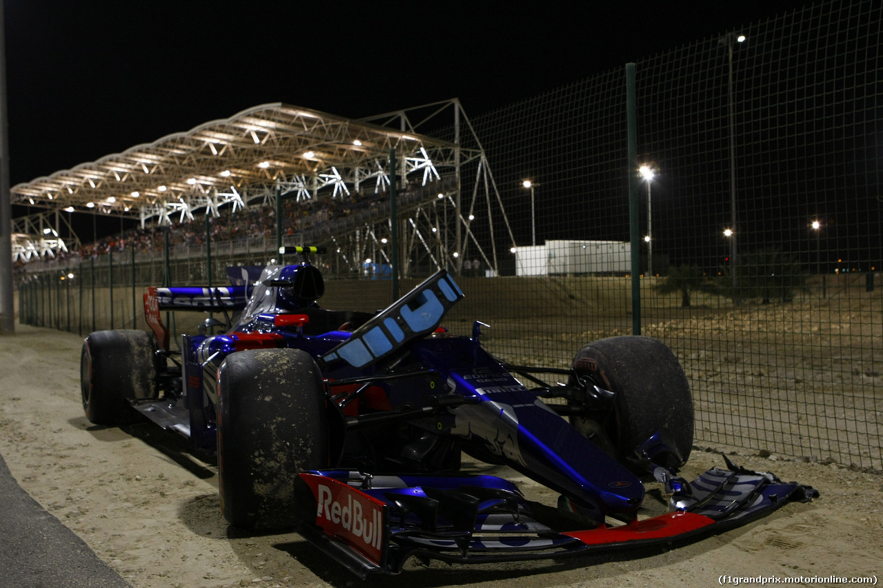 GP BAHRAIN, 16.04.2017 - Gara, Crash, Carlos Sainz Jr (ESP) Scuderia Toro Rosso STR12