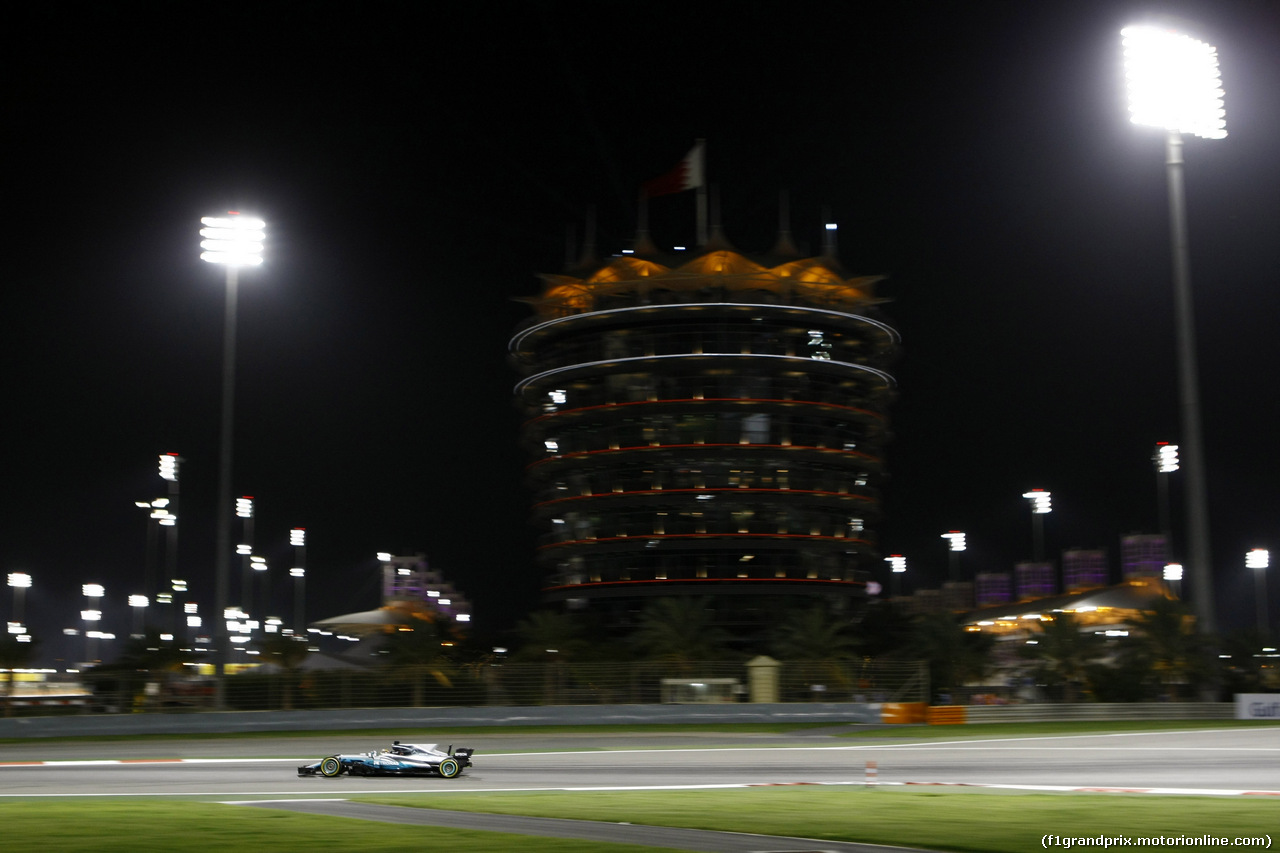 GP BAHRAIN, 16.04.2017 - Gara, Lewis Hamilton (GBR) Mercedes AMG F1 W08