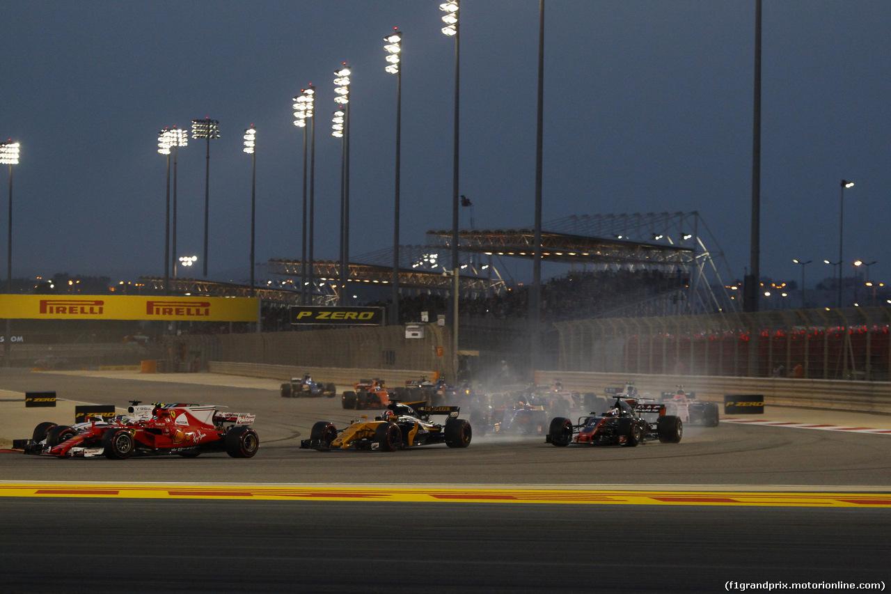 GP BAHRAIN, 16.04.2017 - Gara, Kimi Raikkonen (FIN) Ferrari SF70H e Felipe Massa (BRA) Williams FW40