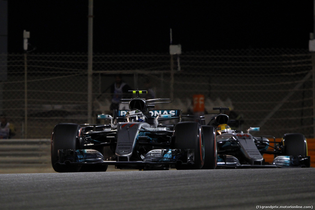 GP BAHRAIN, 16.04.2017 - Gara, Valtteri Bottas (FIN) Mercedes AMG F1 W08 e Lewis Hamilton (GBR) Mercedes AMG F1 W08