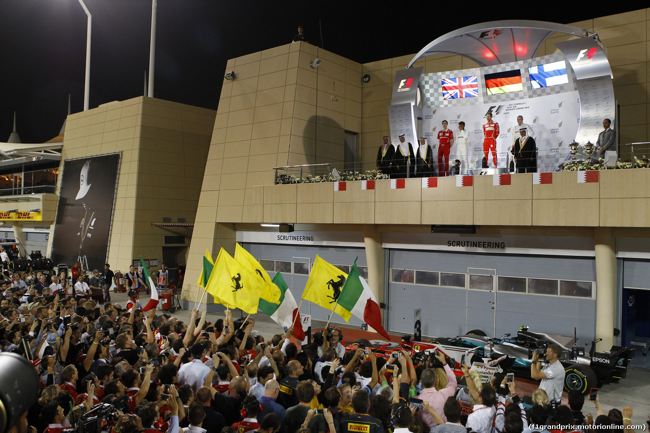 GP BAHRAIN, 16.04.2017 - Gara, 1st place Sebastian Vettel (GER) Ferrari SF70H, 2nd place Lewis Hamilton (GBR) Mercedes AMG F1 W08 e 3rd place Valtteri Bottas (FIN) Mercedes AMG F1 W08