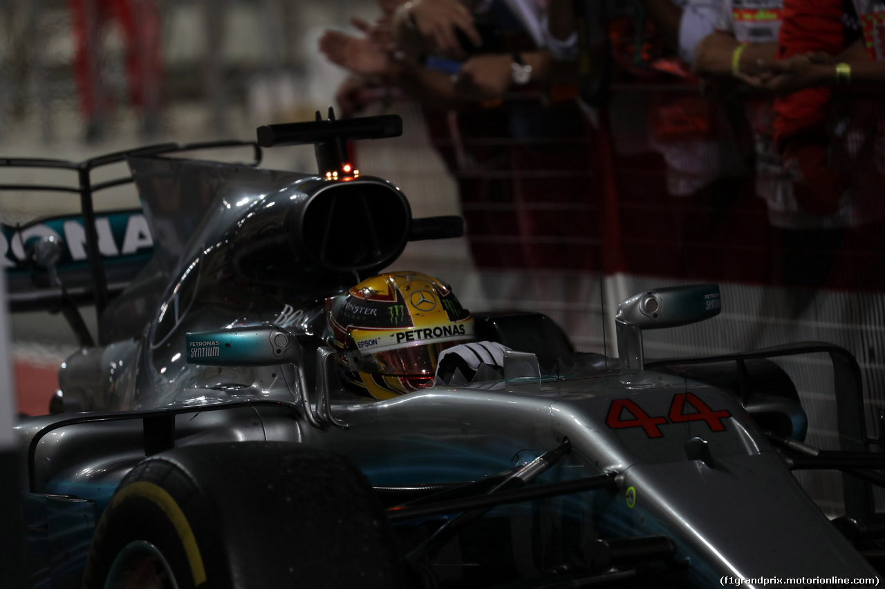 GP BAHRAIN, 16.04.2017 - Gara, 2nd place Lewis Hamilton (GBR) Mercedes AMG F1 W08